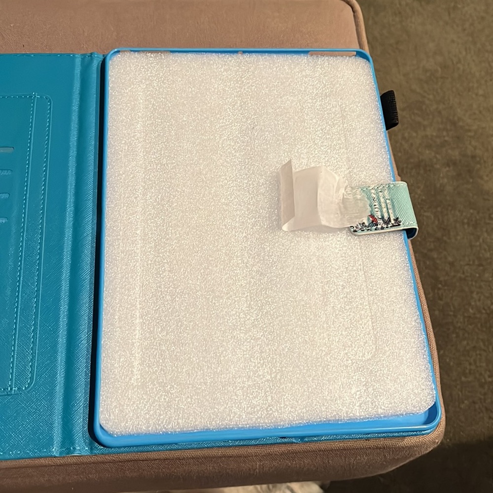 Brand new in Package I Pad case.  Fits 10.5 inch iPad. - Picture 5 of 7